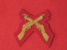 MESS DRESS CROSSED RIFLES GOLD ON SCARLET RED BADGE