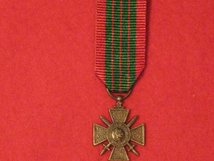 MINIATURE FRANCE FRENCH CROIX DE GUERRE MEDAL WORLD WAR 2 TYPE 1939 1940 MEDAL