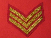 MESS DRESS 3 BAR SERGEANT CHEVRON GOLD ON SCARLET BADGE