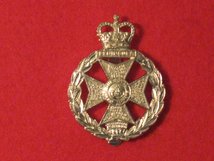 ROYAL GREEN JACKETS RGJ CAP BADGE QUEENS CROWN.