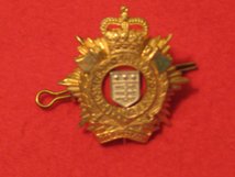 ROYAL LOGISTICS CORPS RLC METAL RED CENTRE CAP BADGE