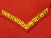 MESS DRESS 1 BAR LANCE CORPORAL CHEVRON GOLD ON SCARLET RED BADGE