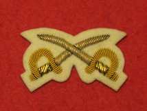 MESS DRESS CROSSED SWORDS GOLD ON WHITE BADGE