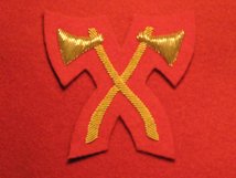 NUMBER 1 DRESS CROSSED AXES GOLD ON SCARLET BADGE ASSAULT PIONEER