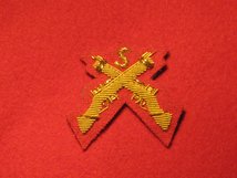 MESS DRESS SNIPER CROSSED RIFLES GOLD ON SCARLET RED BADGE