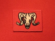 BRITISH ARMY 1 ARTILLERY BRIGADE FORMATION BADGE RAMS HEAD RED BADGE