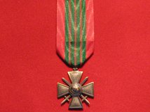 FULL SIZE FRENCH CROIX-DE-GUERRE 1939 1945 WW2 MEDAL